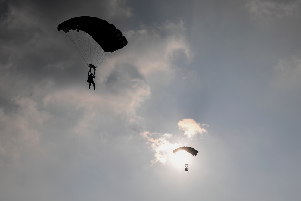 320 STS jumps onto Kwajalein Atoll