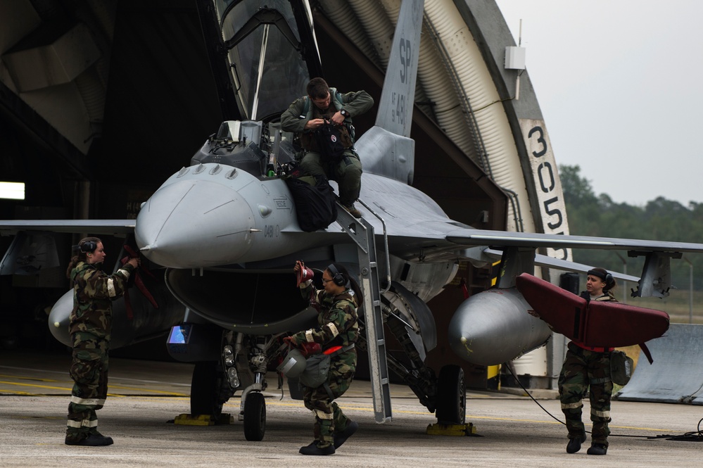 Airmen de-arm F-16 during base readiness exercise