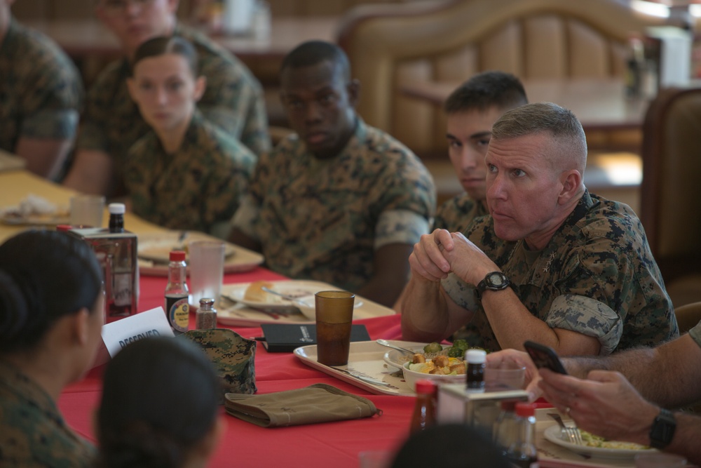 Lt. Gen. Smith visits MCAS Iwakuni