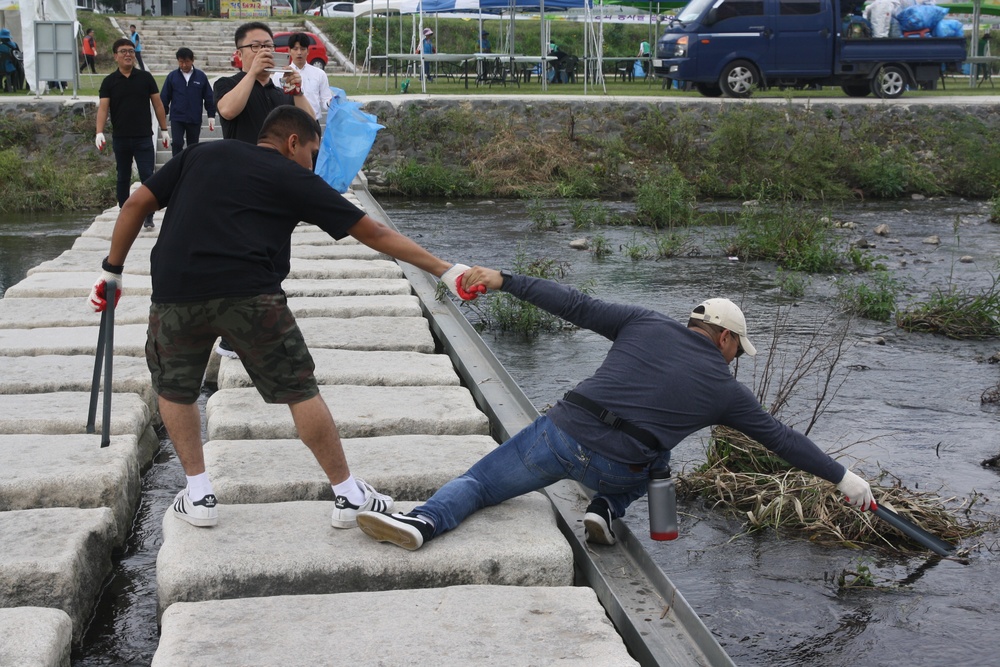 Marines Help Community in South Korea: Cleaning with Marines