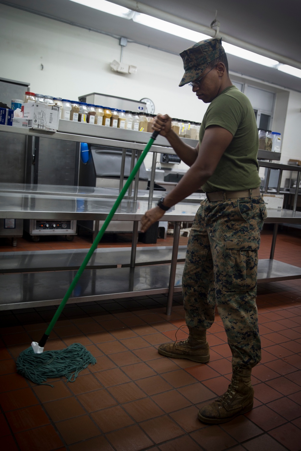 10th Marine Regiment serves breakfast