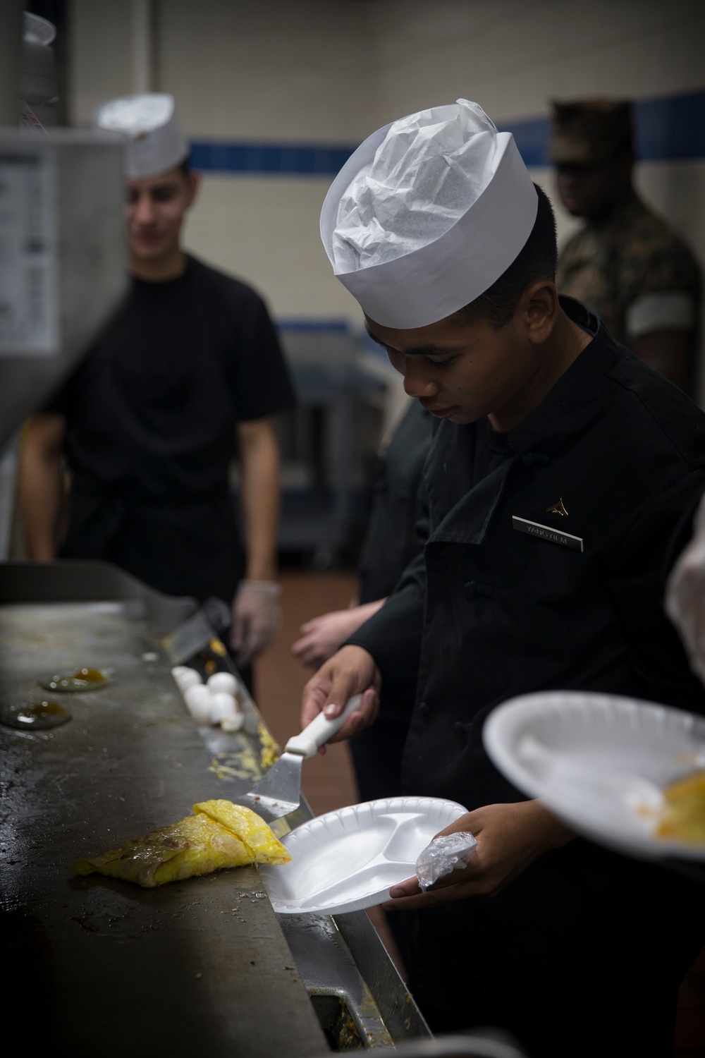 10th Marine Regiment serves breakfast