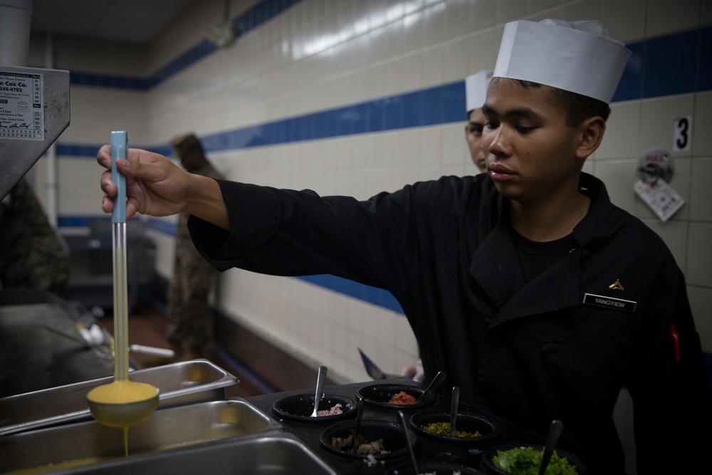 10th Marine Regiment serves breakfast