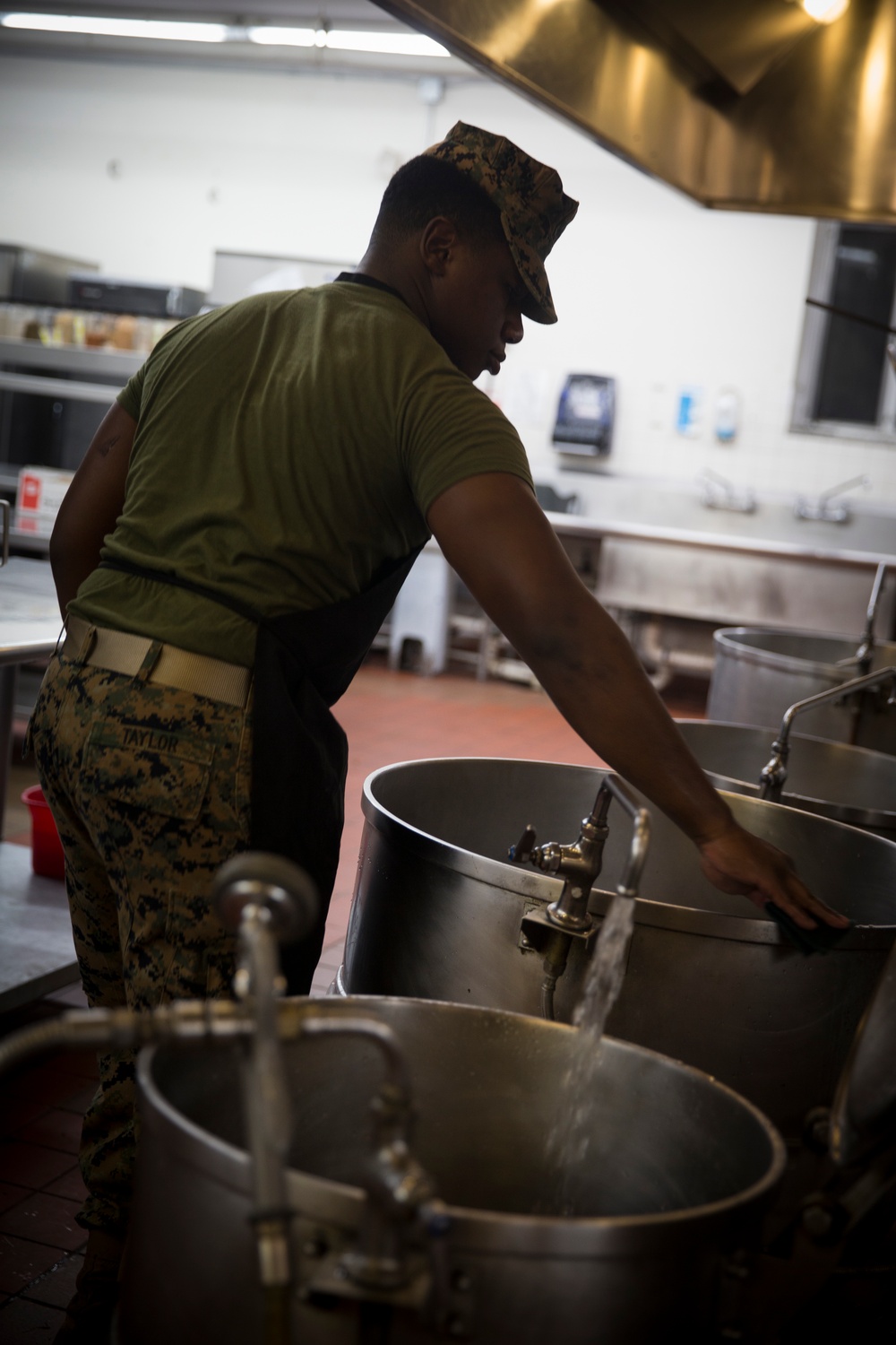 10th Marine Regiment serves breakfast