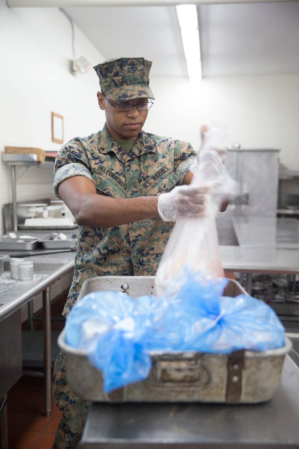 10th Marine Regiment serves breakfast