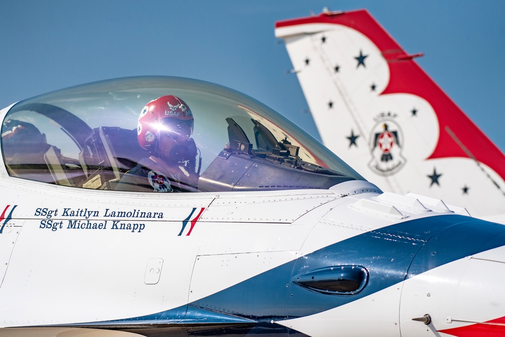 U.S. Air Force Thunderbirds perform at the Chicago Air and Water Show