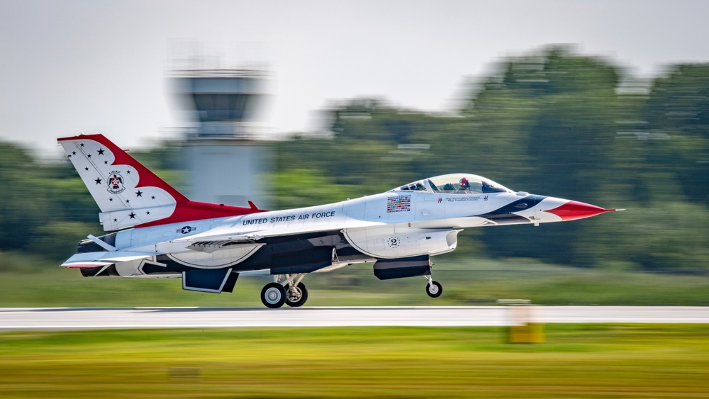 U.S. Air Force Thunderbirds perform at the Chicago Air and Water Show