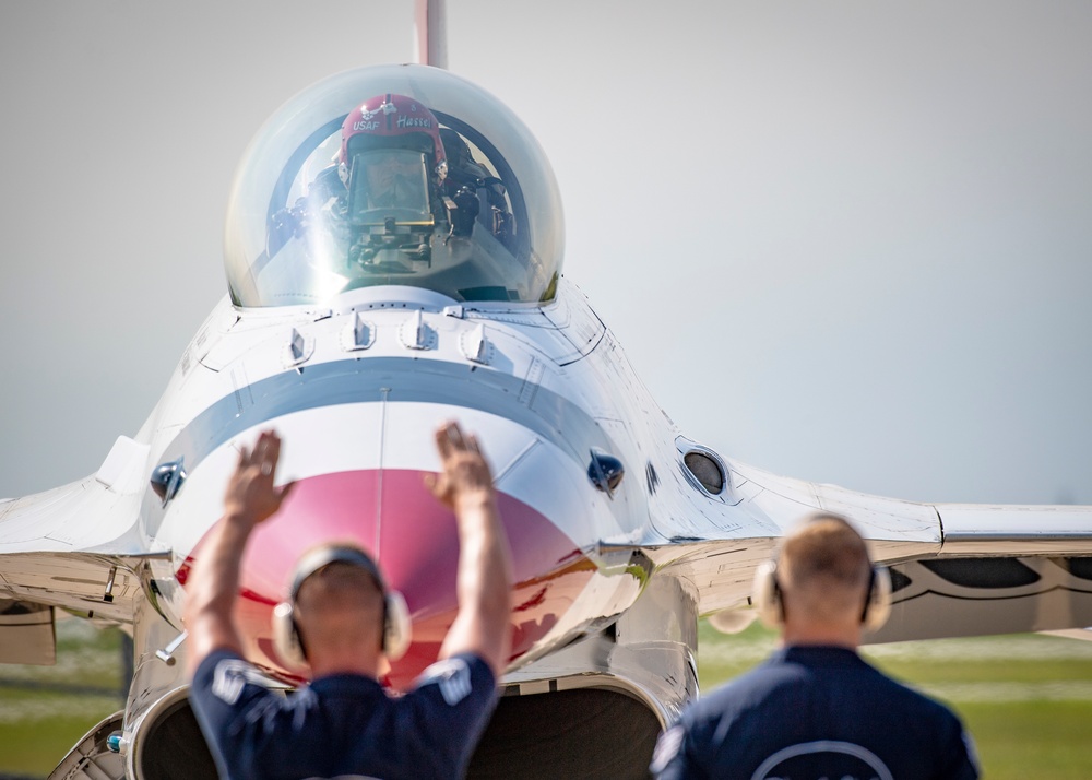 U.S. Air Force Thunderbirds perform at the Chicago Air and Water Show