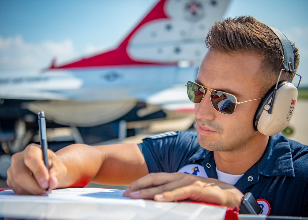 U.S. Air Force Thunderbirds perform at the Chicago Air and Water Show