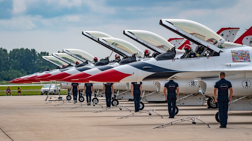 U.S. Air Force Thunderbirds perform at the Chicago Air and Water Show