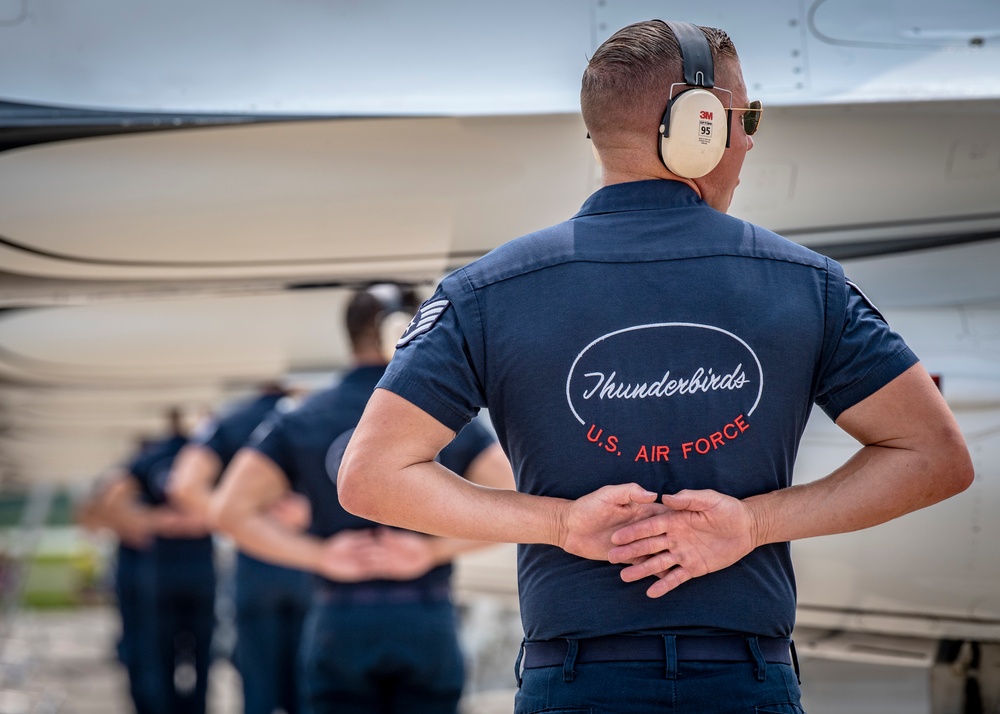 U.S. Air Force Thunderbirds perform at the Chicago Air and Water Show