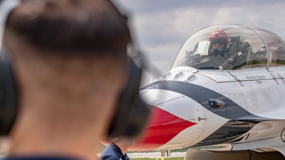 U.S. Air Force Thunderbirds perform at the Chicago Air and Water Show