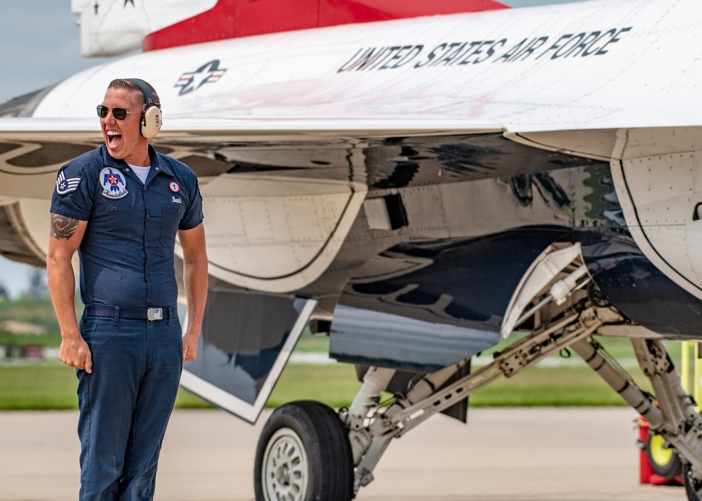 U.S. Air Force Thunderbirds perform at the Chicago Air and Water Show