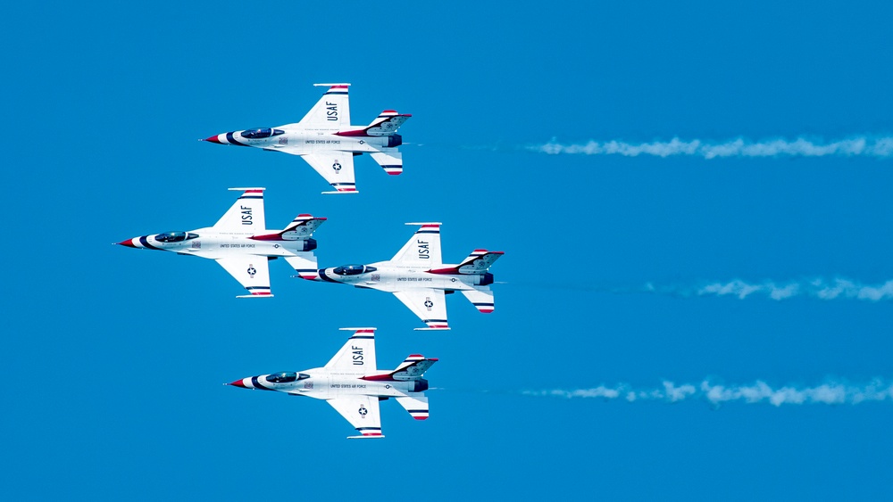 DVIDS Images U.S. Air Force Thunderbirds perform at the Chicago Air