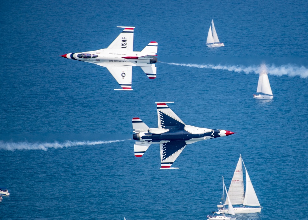 U.S. Air Force Thunderbirds perform at the Chicago Air and Water Show