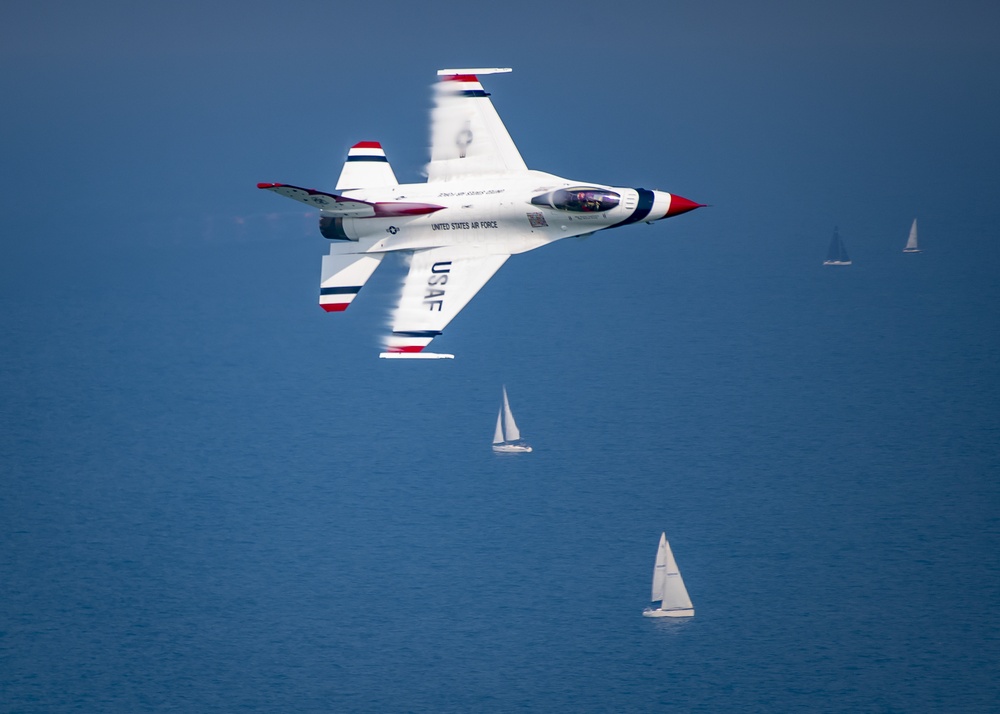 U.S. Air Force Thunderbirds perform at the Chicago Air and Water Show