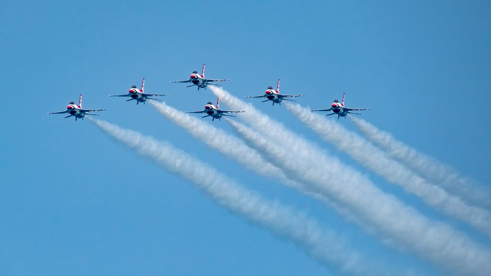 U.S. Air Force Thunderbirds perform at the Chicago Air and Water Show