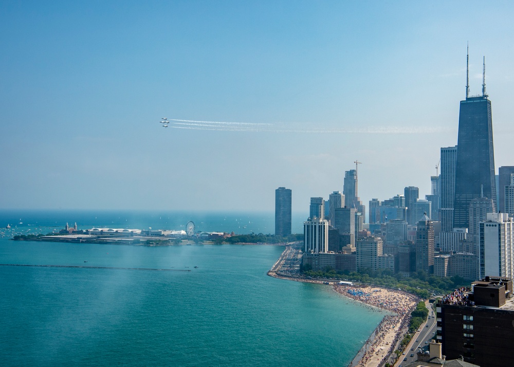 U.S. Air Force Thunderbirds perform at the Chicago Air and Water Show