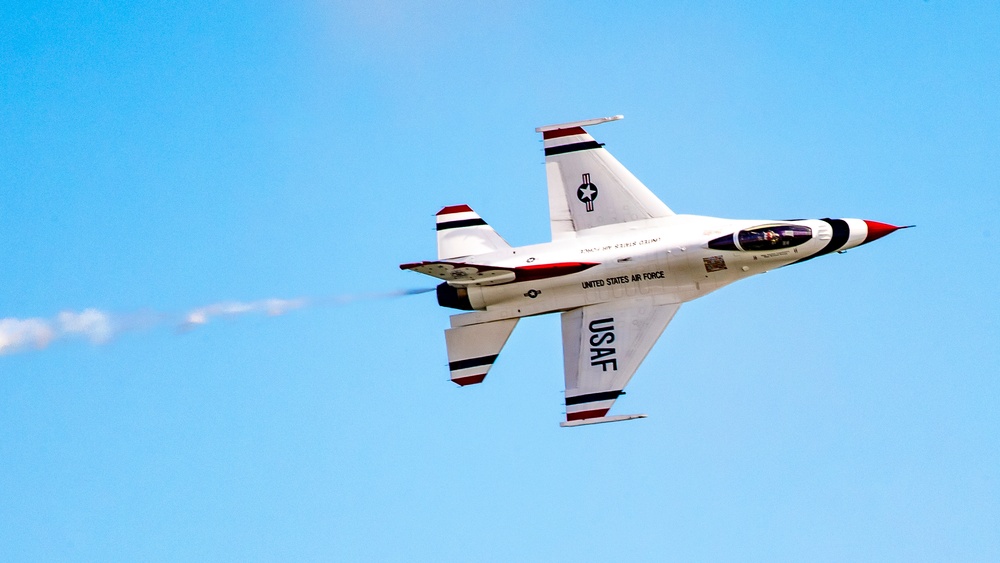 U.S. Air Force Thunderbirds perform at the Atlantic City Airshow