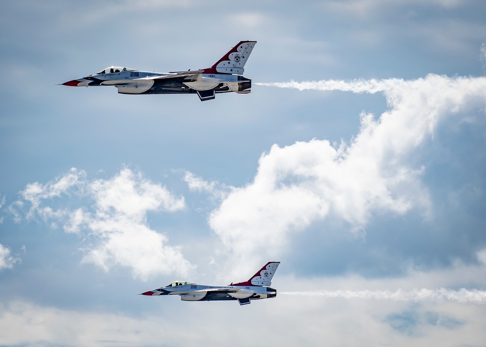 U.S. Air Force Thunderbirds perform at the Atlantic City Airshow