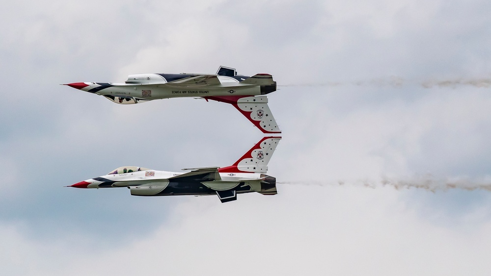 U.S. Air Force Thunderbirds perform at the Atlantic City Airshow