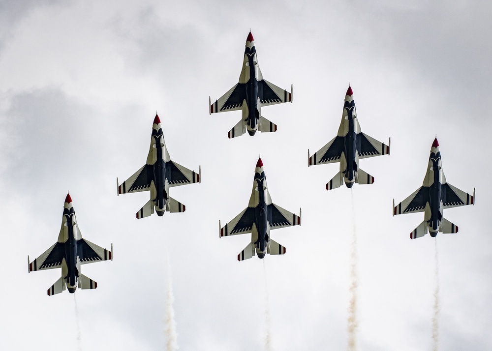 U.S. Air Force Thunderbirds perform at the Atlantic City Airshow
