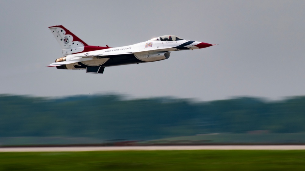 U.S. Air Force Thunderbirds perform at the Atlantic City Airshow