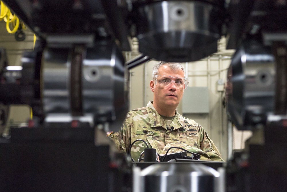 Labs top enlisted advisor meets with researchers