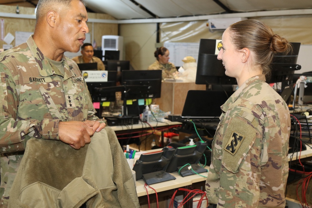 Lt. Gen. Garrett visits Erbil team