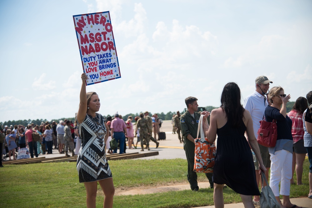 908th Airlift Wing welcomes home Airmen from deployment