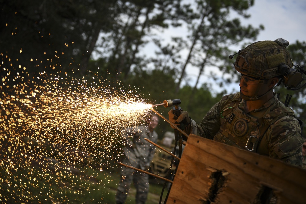 Security Forces Airmen conduct breaching and clearing training