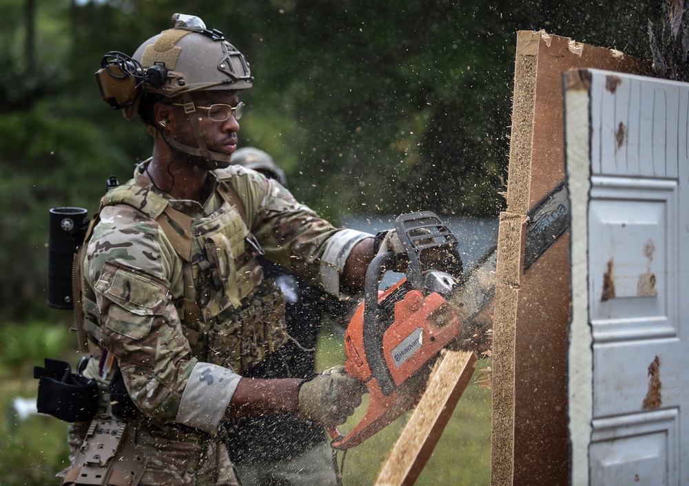 Security Forces Airmen conduct breaching and clearing training