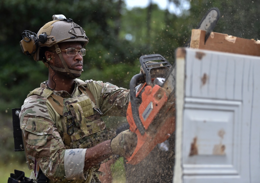 Security Forces Airmen conduct breaching and clearing training