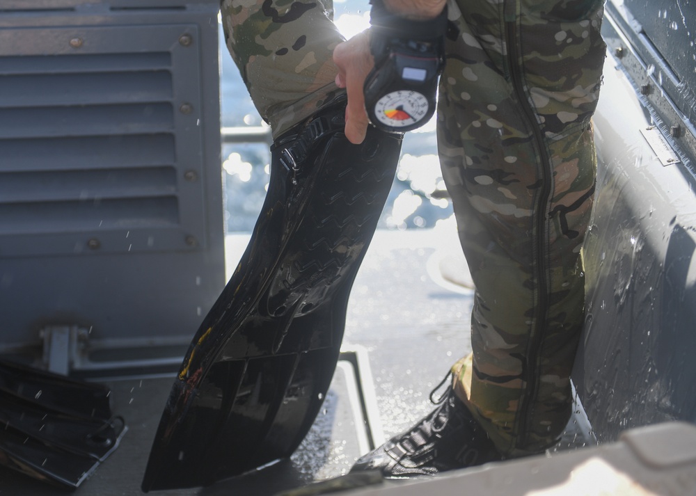 82nd ERQS, CRS 8, Navy EOD tackle full mission profile