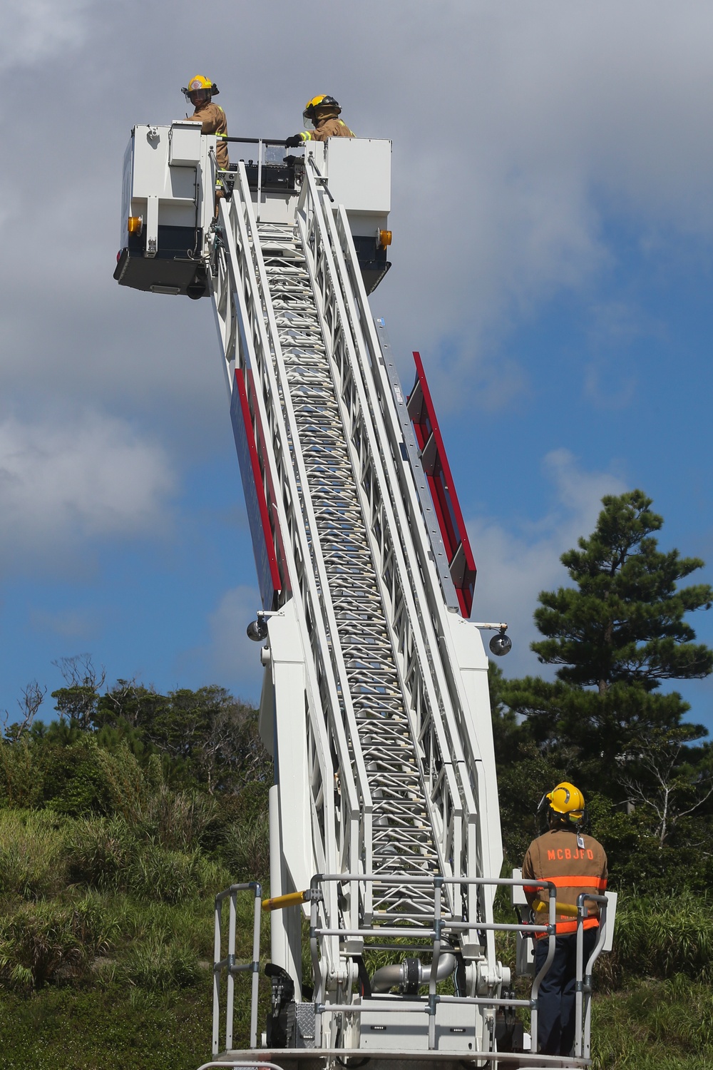 MCIPAC hosts firefighting demonstration for Fukuoka Prefecture Fire Academy cadets