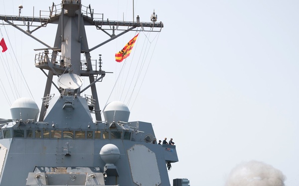 Marine General visits USS Jason Dunham (DDG 109)