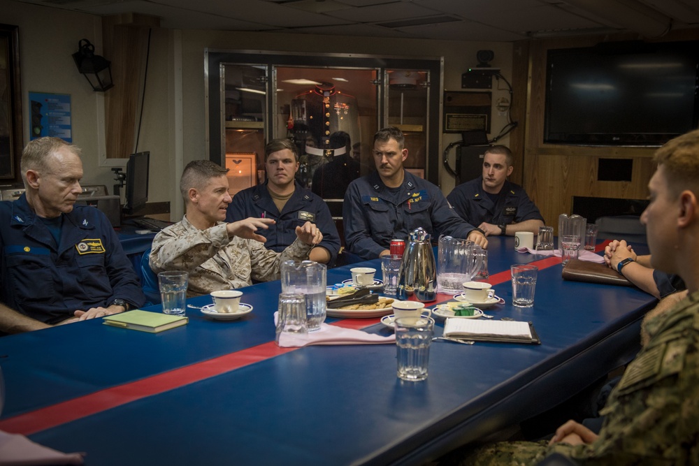 Marine General visits USS Jason Dunham (DDG 109)