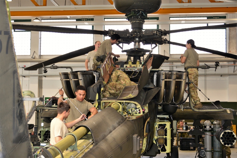 Company D, 1st Battalion, 3rd Aviation Regiment (Attack Reconnaissance) conduct 500 hours phase maintenance on a AH-64 Apache