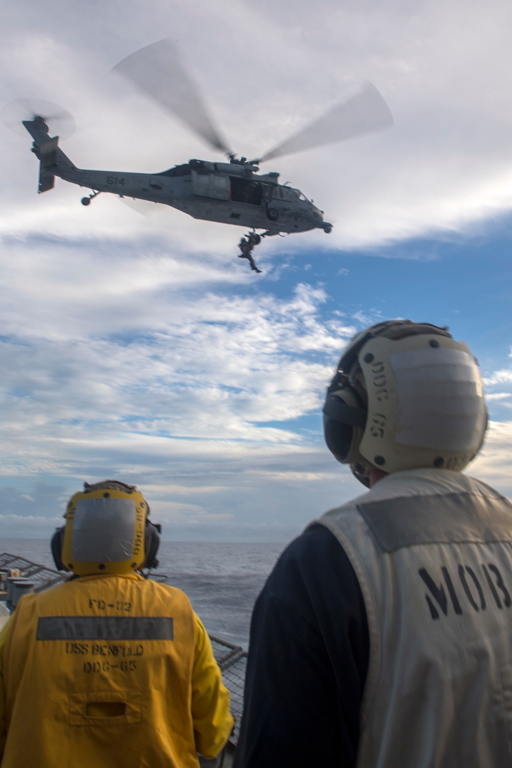Benfold Conducts SAR Exercise during Valiant Shield