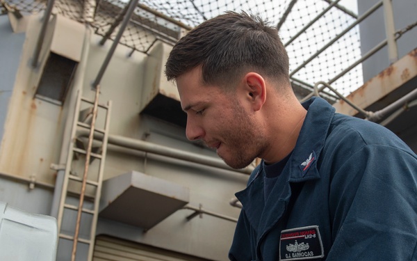 Fire Controlmen perform maintenance on the Close-In Weapons System (CIWS) on USS Bonhomme Richard (LHD 6)