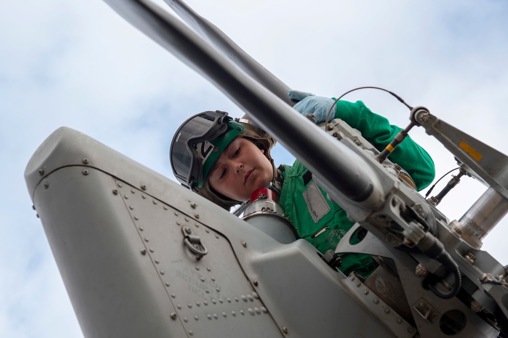 USS Bonhomme Richard (LHD 6) HSC 23 Counterparts perform maintenance on MH-60S