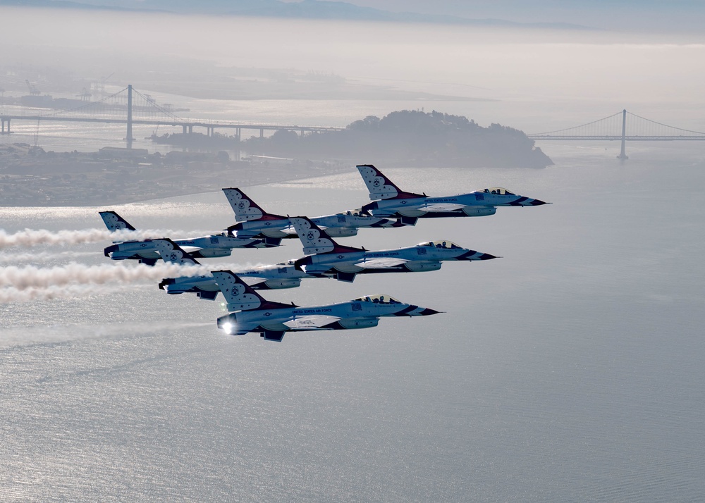 Thunderbirds Delta flies over San Francisco