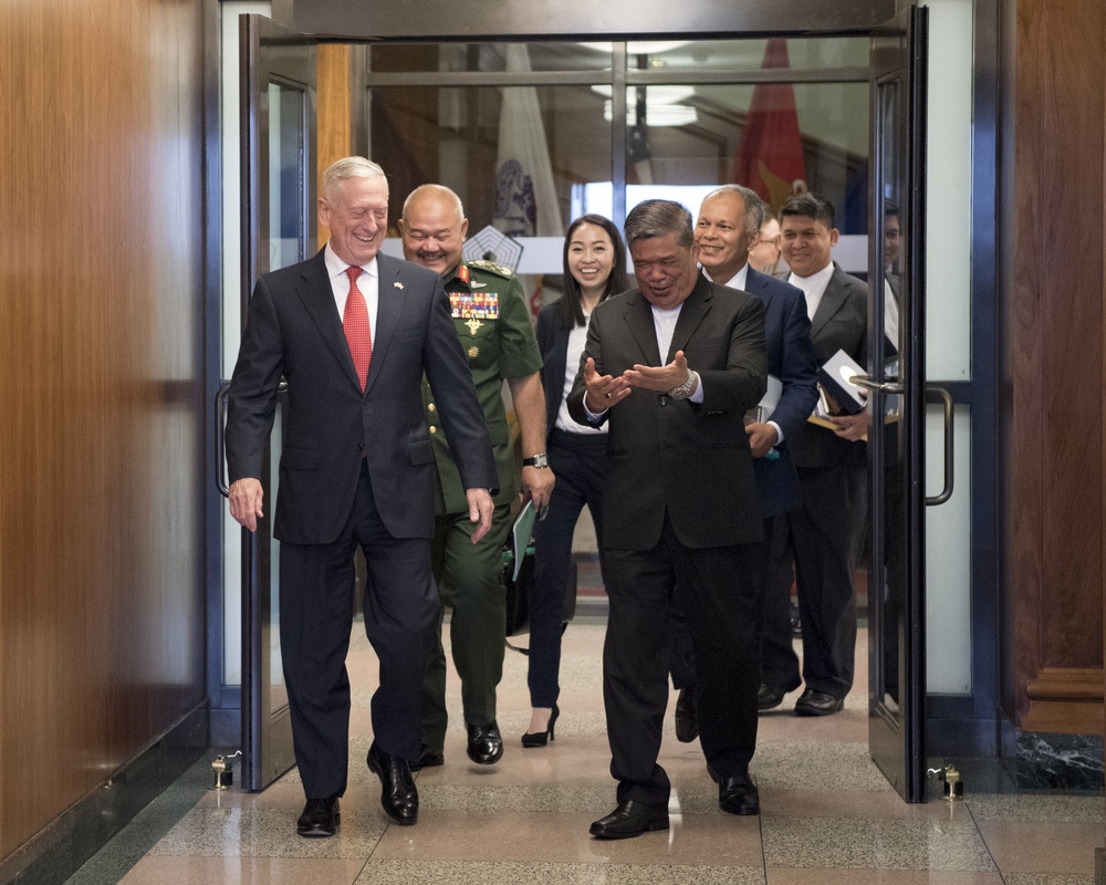 U.S. Secretary of Defense hosts Malaysian MoD