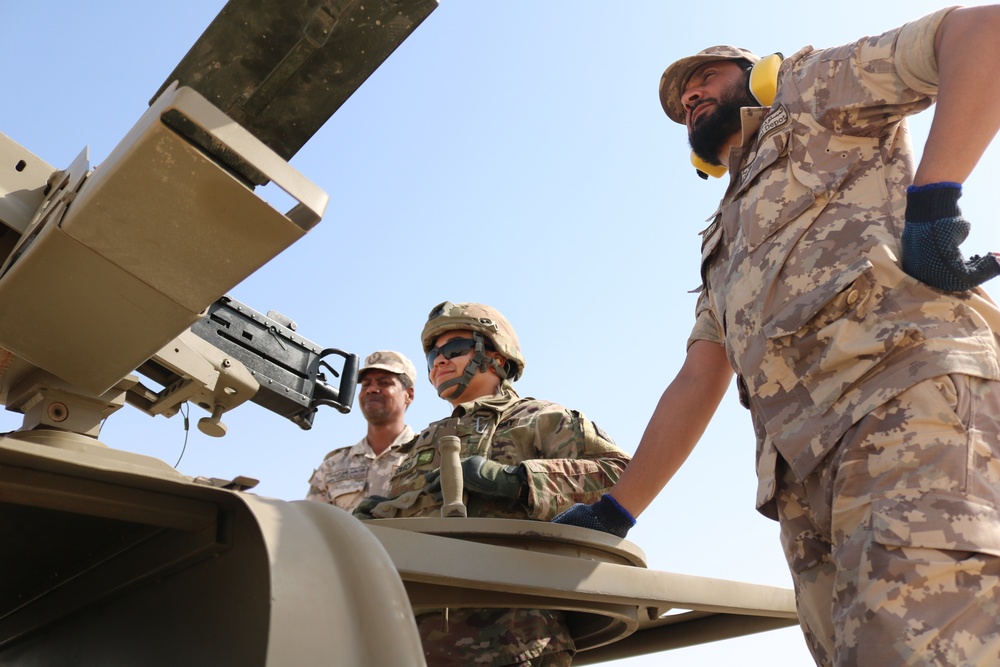 Qatari and American Soldiers Build Camaraderie at Weapons Range