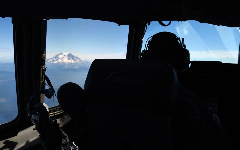 U.S. Air Force pilots flies past Mt Rainer headed to Moses Lake