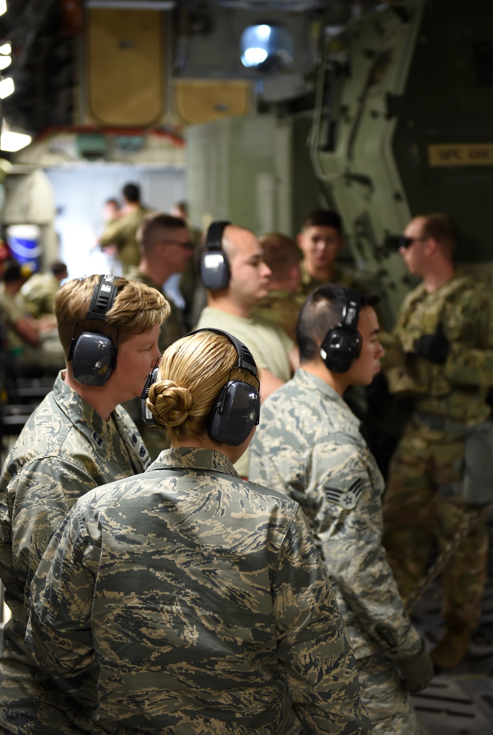 JBLM Airman and Soldiers fly in C-17