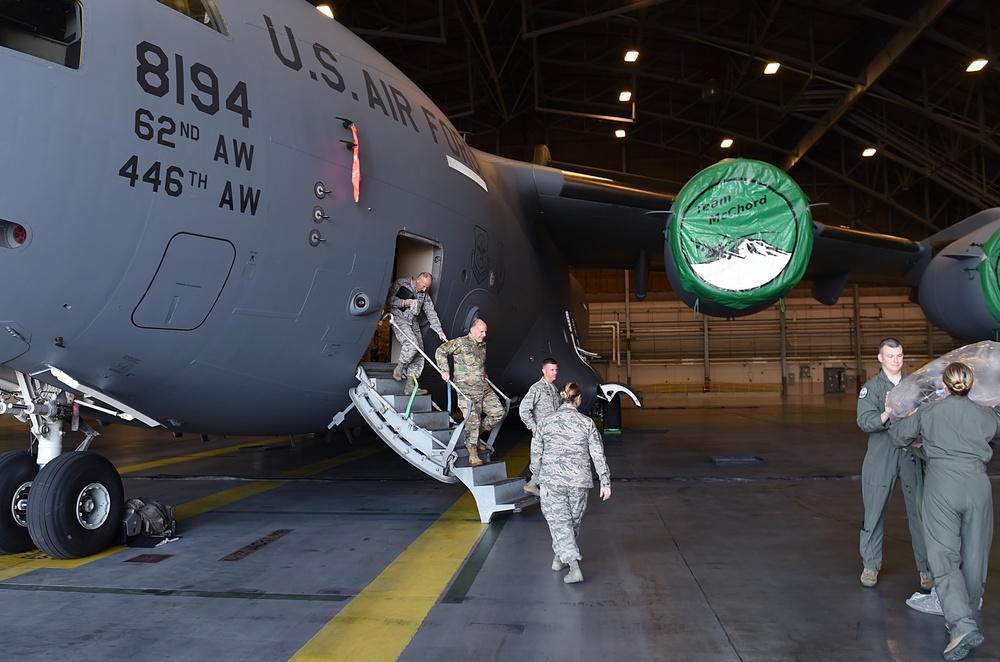 Four-star TRANSCOM commander visits JBLM