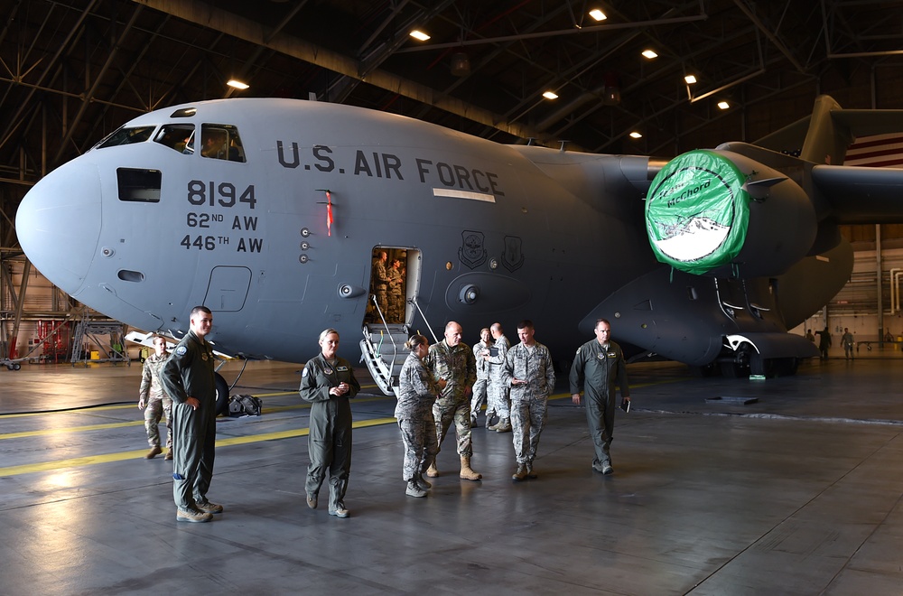 Four-star TRANSCOM commander visits JBLM