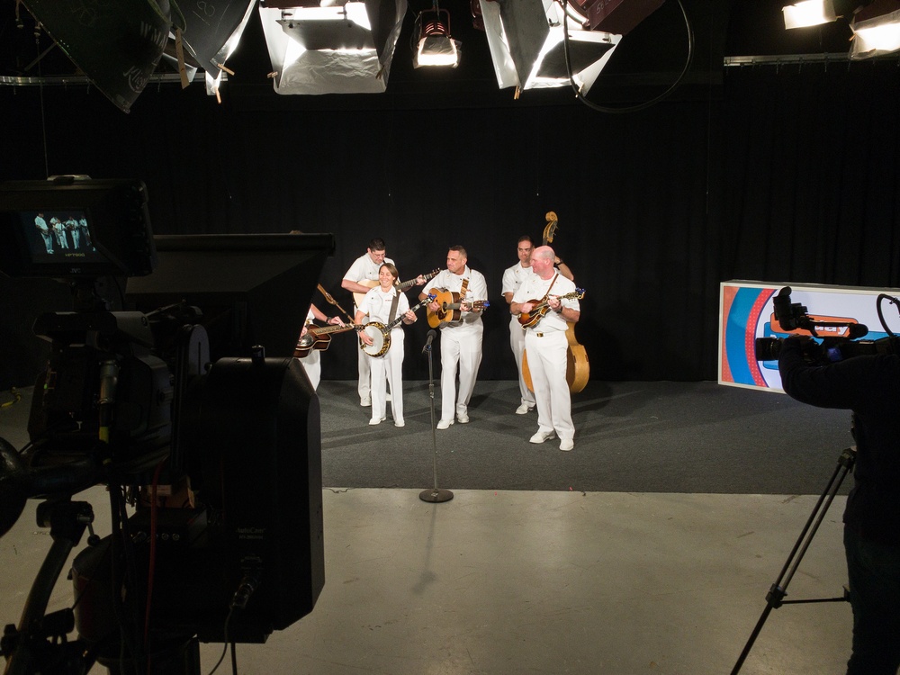 Navy Band performs Midday Maryland