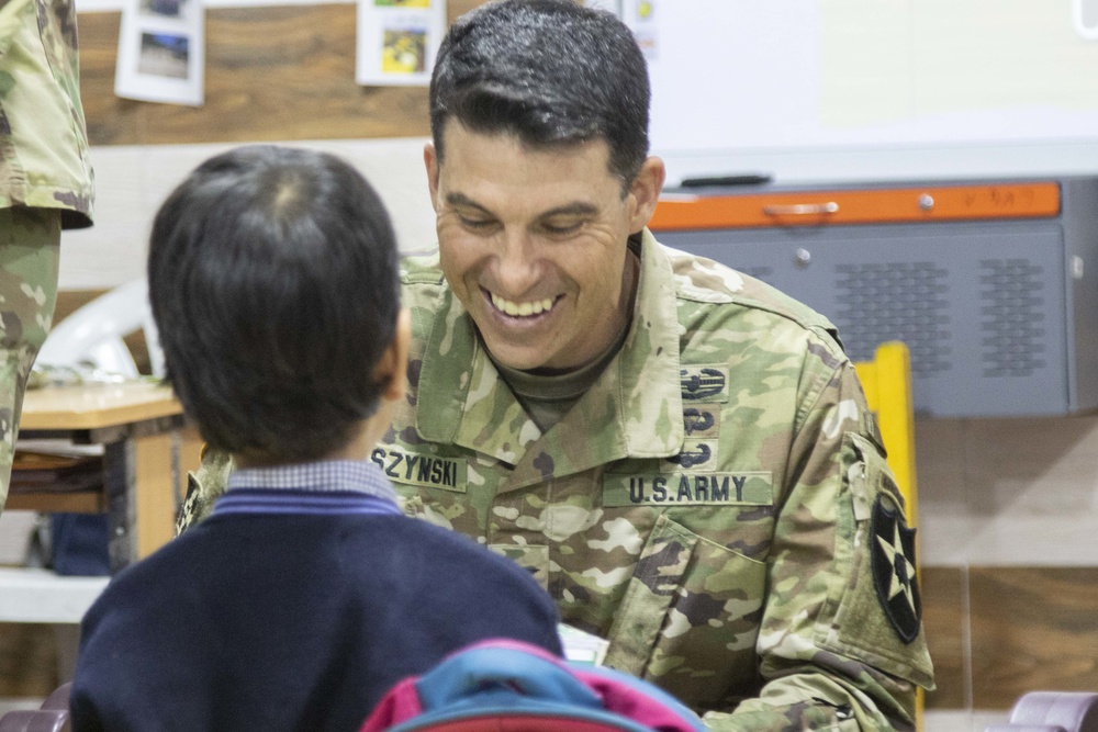 School children meet U.S. Soldiers in India